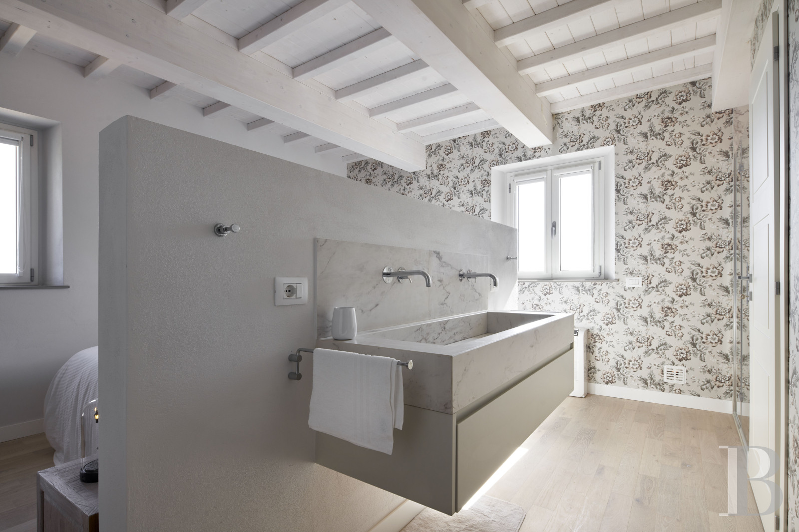 En Toscane, au nord de Vinci et non loin de Florence, une ancienne ferme du 19e siècle au milieu des oliviers - photo  n°25